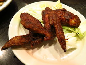 Black sauce flavor chicken wing Nagoya Sekai no Yamachan restaurant. Tokyo Consult. TokyoConsult.