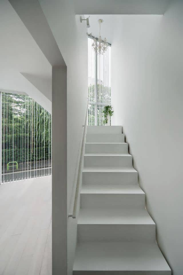 Transparent House of Full Glass Minimalist White Design make You Life in Spiral
