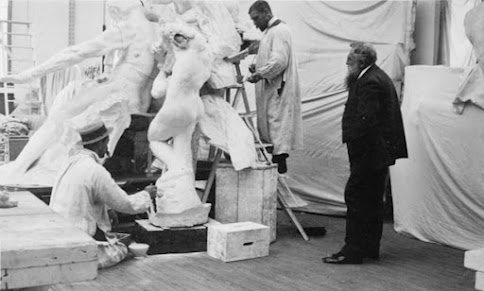 Imagen: Rodin trabajando en su taller.