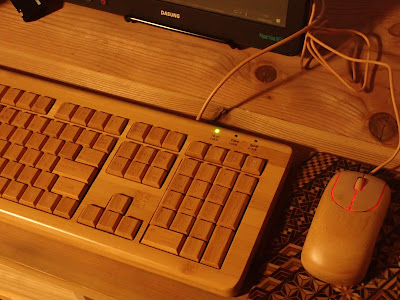 竹製のキーボードとマウス