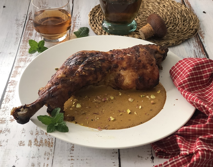 Pierna de pavo al horno, con salsa de pistachos