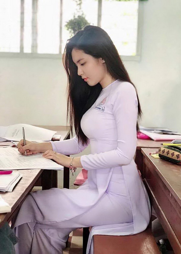 Thiếu nữ ngồi áo dài trắng