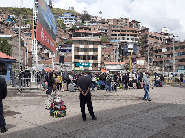 Gente esperando en la estación de bus de Cusco