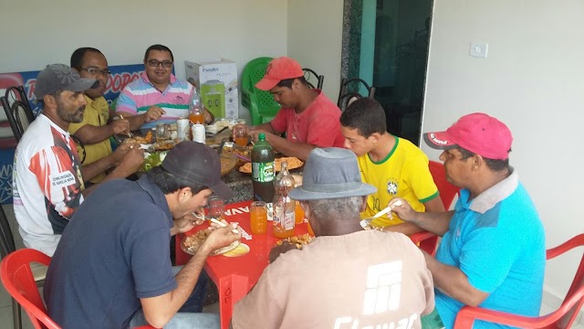 PROMESSA CUMPRIDA: TRABALHADORES DA PREFEITURA FORAM RECEPCIONADOS COM UM ALMOÇO NA CASA DO POETA