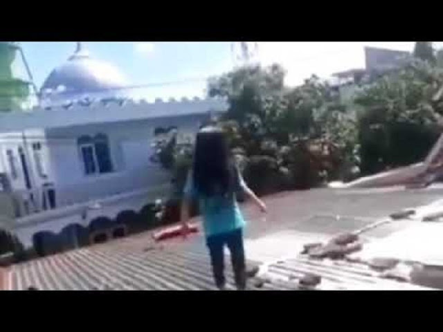 Viral Gadis Kecil Pertaruhkan Nyawa Berjalan di Atap Ibunya Malah Tertawa