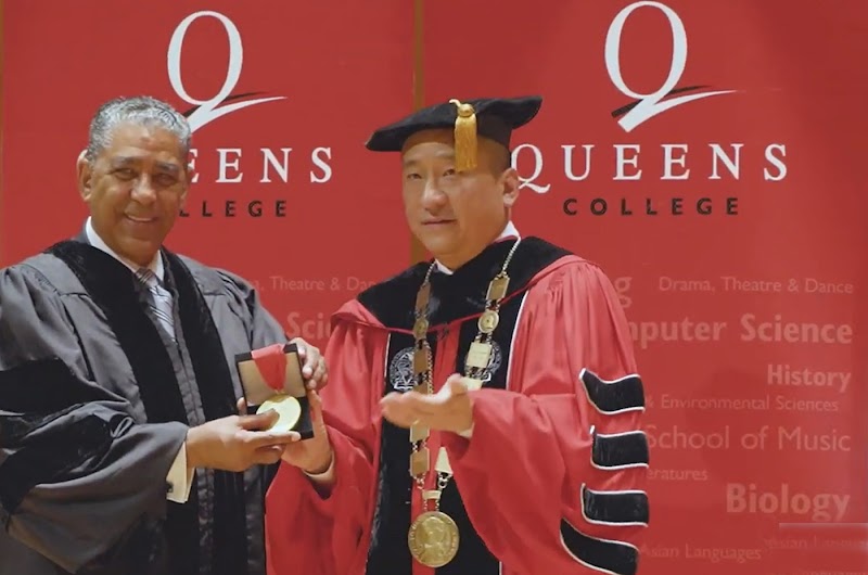 Espaillat es reconocido con la Medalla Presidencial de Queens College  por su lucha en defensa de inmigrantes y derechos civiles