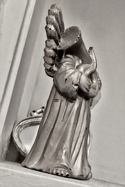 Angel with french horn but no head