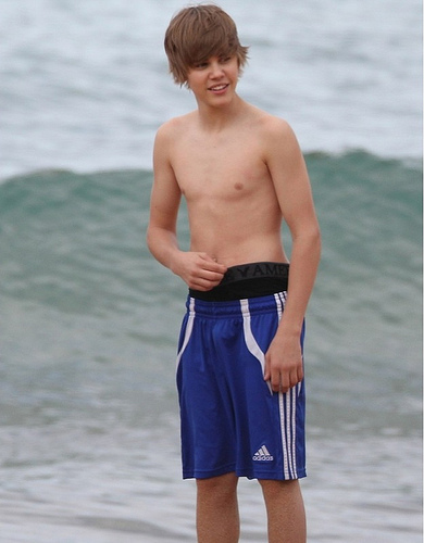 justin bieber pants falling down at the beach. justin bieber pants falling