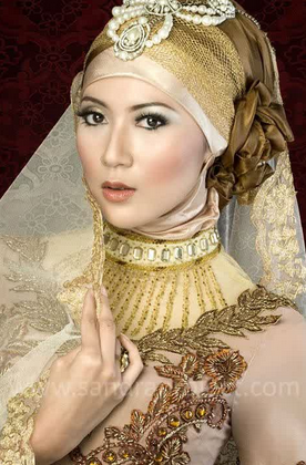 Model Kebaya Warna Gold Modern Barhijab Terbaru
