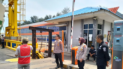Pastikan Arus Balik Lancar, Polwan  Polda Banten Pengamanan di Dermaga VII
