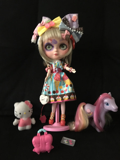 Boneca Blythe customizada com doces e brinquedos fofos