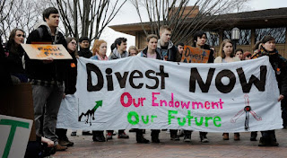 Fossil fuel protest at Tufts University, US. (Image Credit: James Ennis, via Wikimedia Commons) Click to Enlarge.