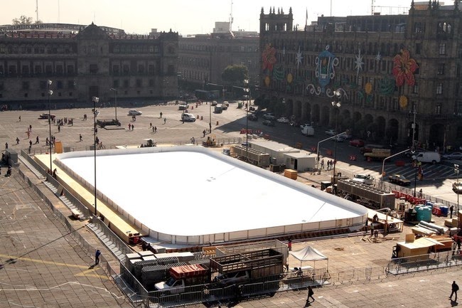 Continúa abierta la pista de hielo en el Zócalo