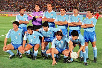 SELECCIÓN DE URUGUAY - Temporada 1992-93 - De  los Santos, Badiola, Kanapkis, Daniel Florencio Sánchez, Moas y Sanguinetti; Ostolaza, Morán, Saralegui, Hugo Guerra y Adrián Paz - ECUADOR 2 (Avilés, Aguinaga) URUGUAY 1 (Kanapkis) - 22/06/1993 - Copa América 1993, Grupo A, fase inicial - Quito, Ecuador, estadio Olímpico Atahualpa