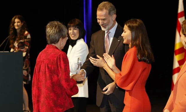 Queen Letizia wore an orange midi dress from Carolina Herrera. Carolina Herrera Fall Winter 2014 collection. Magrit pumps