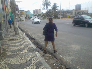 O sacrifício no dia a dia do pedestre  para andar nas ruas do bairro 