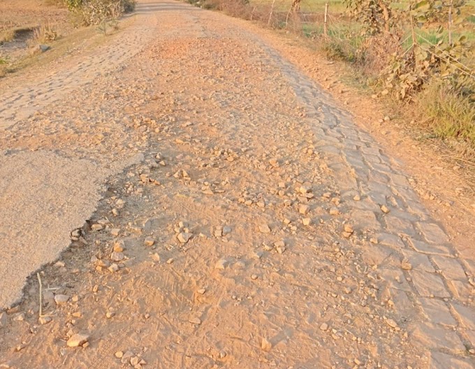 गांव की सड़कें गड्ढों में तब्दील,नहीं हुआ मरम्मत का कार्य