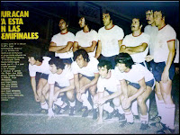 CLUB ATLÉTICO HURACÁN - Buenos Aires, Argentina - Temporada 1973-74 - Rubén José Suñe, Francisco Faustino Russo, Alfio Coco Basile, José Omar Carrascosa, Miguel Ángel Leyes y Alberto Luís Fanesi; René Orlando Houseman, Miguel Ángel Brindisi, Roque Alberto Avallay, Eduardo Andrés Maglioni y Cacho Quiroga - CLUB ATLÉTICO HURACÁN 4 (Russo, Brindisi 2, Larrosa) ROSARIO CENTRAL 0 - 11/04/1974 - Copa Libertadores, primera fase, grupo I, partido de desmepate por el primer puesto - Buenos Aires, Argentina, estadio José Amalfitani