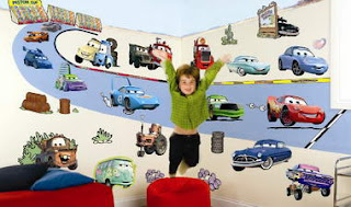 Menghias kamar tidur anak dengan wallpaper dinding the cars