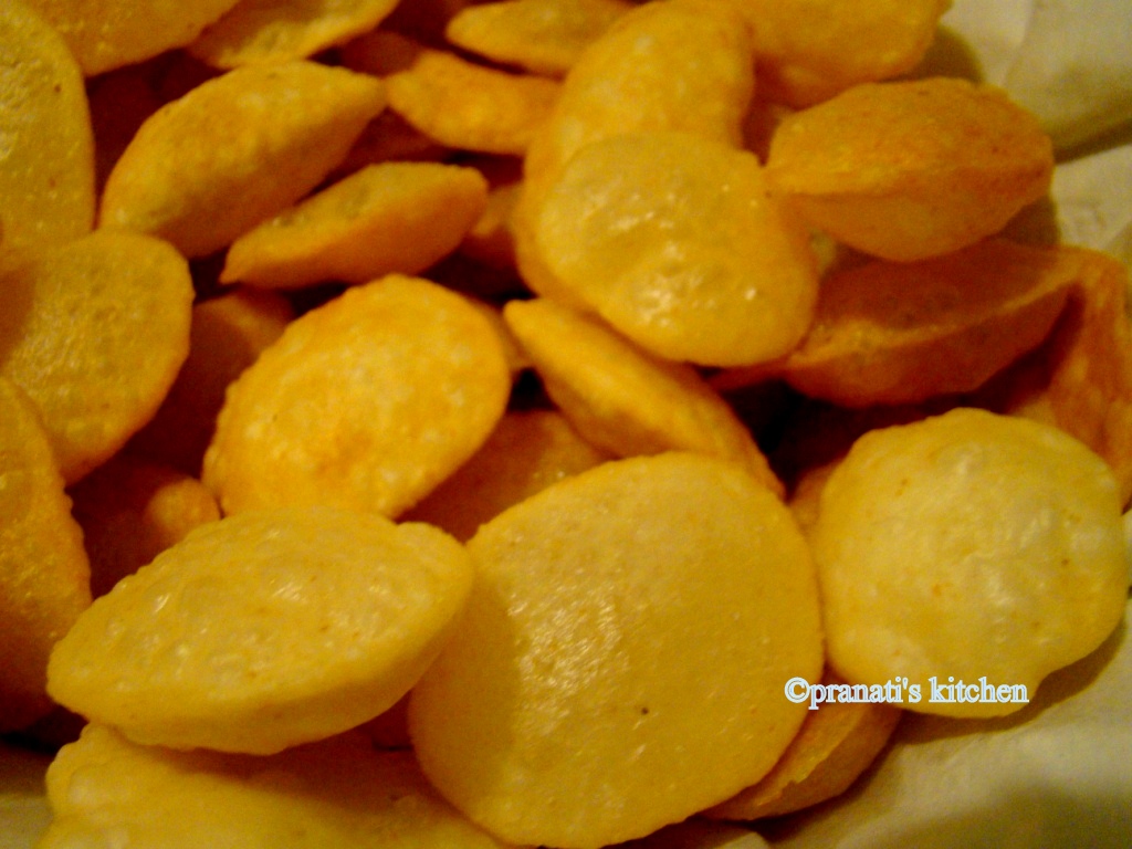 Peel the skin of boiled potatoes. Roughly mash the potatoes. Add ...