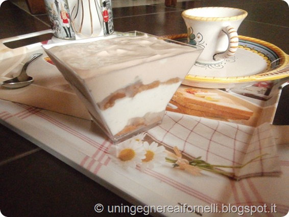 finto tiramisù tiramisu caffè vaniglia coffee vanilla dessert dolce al cucchiaio yogurt senza uova pere peas