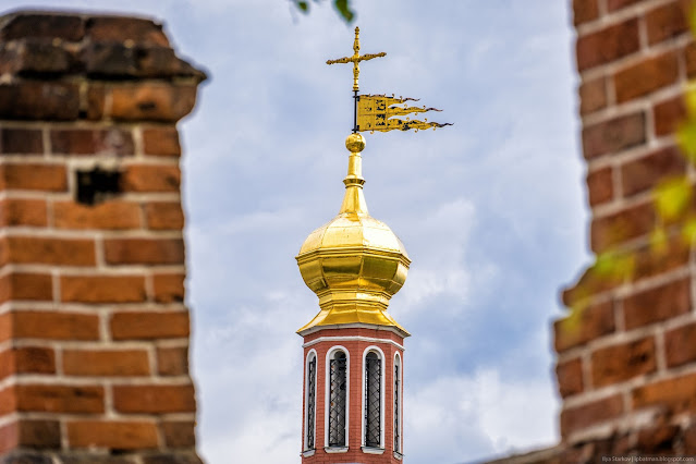 Золотая главка церкви с флагом