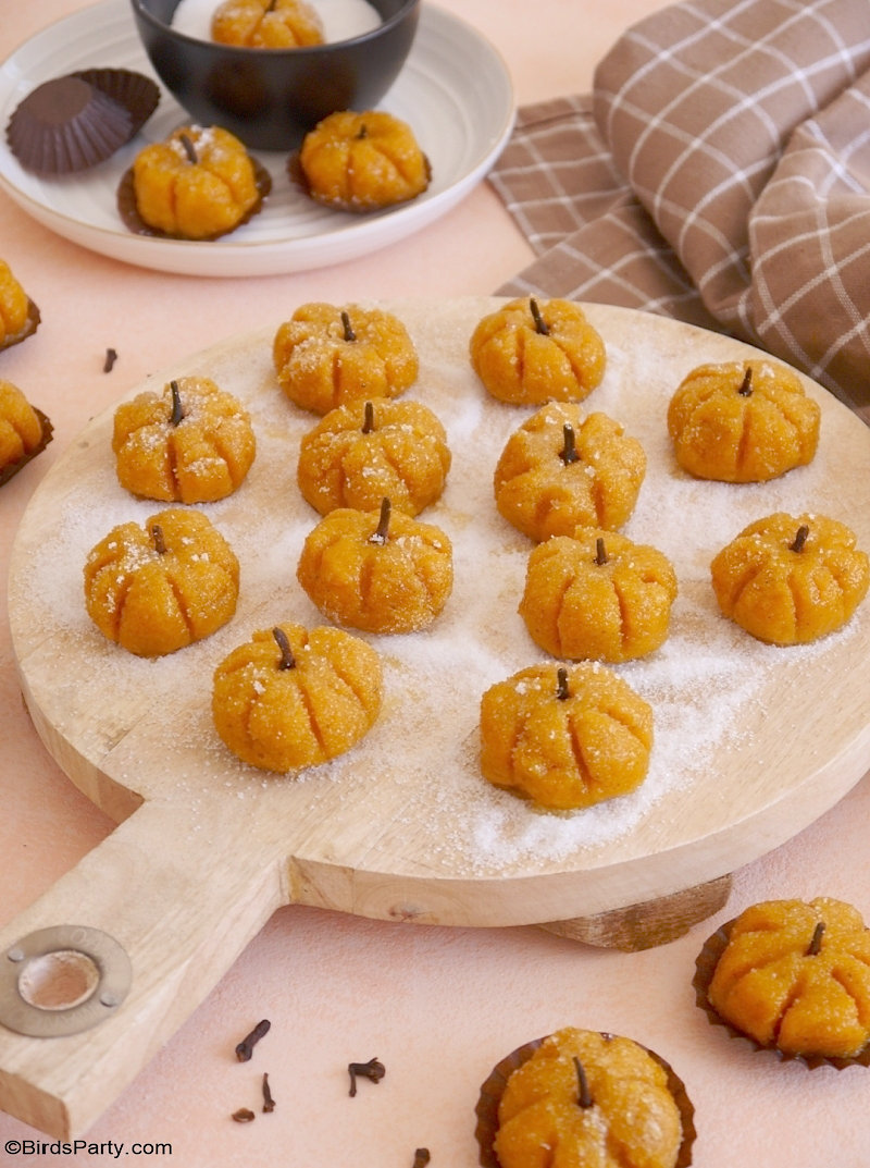 Pumpkin Spice Brazilian Brigadeiro Truffles - easy, delicious treats with all the flavors of pumpkin pie - perfect for Halloween or Thanksgiving! by BirdsParty.com @BirdsParty #pumpkin #pmpkinspice #pumpkinpie #pumpkintruffles #pumpkinrecipes #pumpkindessert #truffles #halloweenrecipes #thaksgivingrecipes #halloweendessert #brigadeiro #brazilian