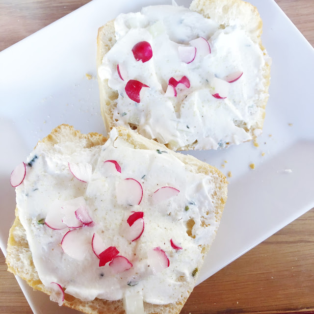 Brötchen mit Quark und Radieschen