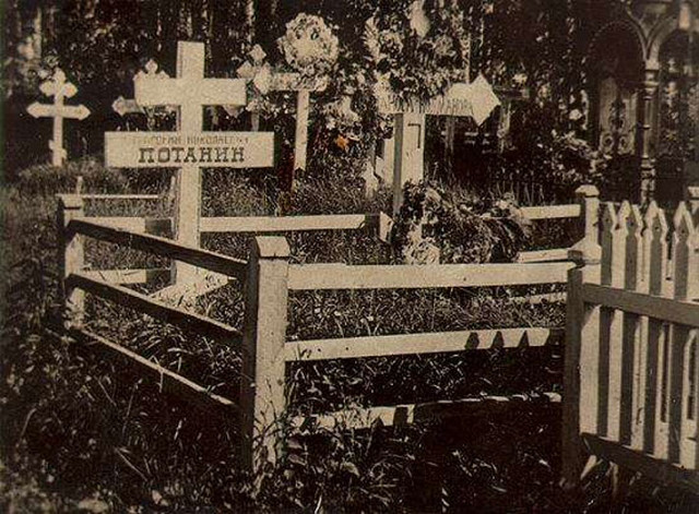 Могила Г.Н. Потанина на кладбище женского монастыря (Томск, 1926 год)
