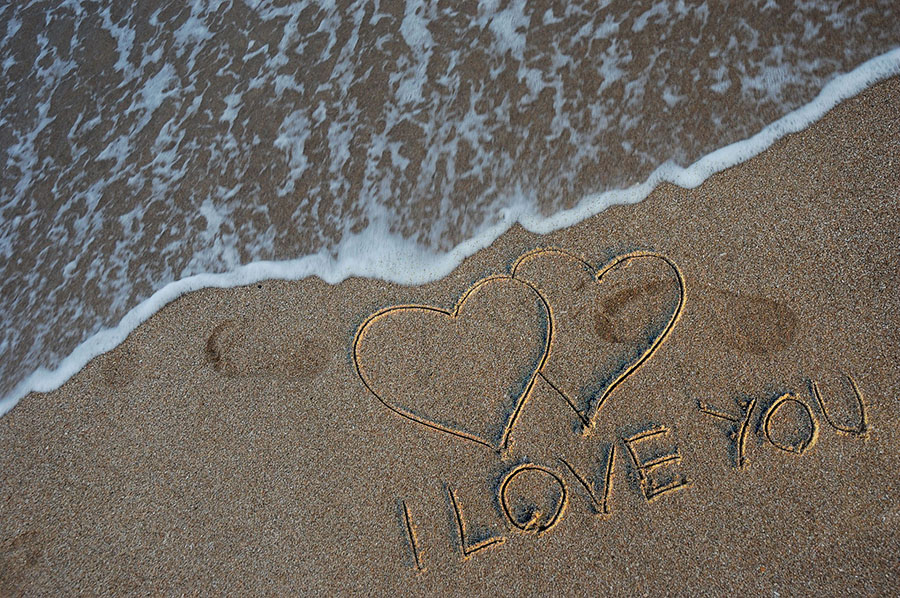 Gambar Tulisan I Love You di Pasir Pantai GRAFIS MEDIA
