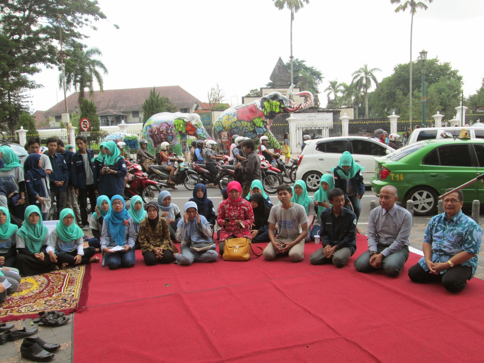 Antusias panitia, tamu undangan, dan pengunjung yang membaca