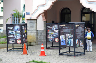 Exposição de fotos de vítimas de acidentes com motocicletas, em frente à Prefeitura