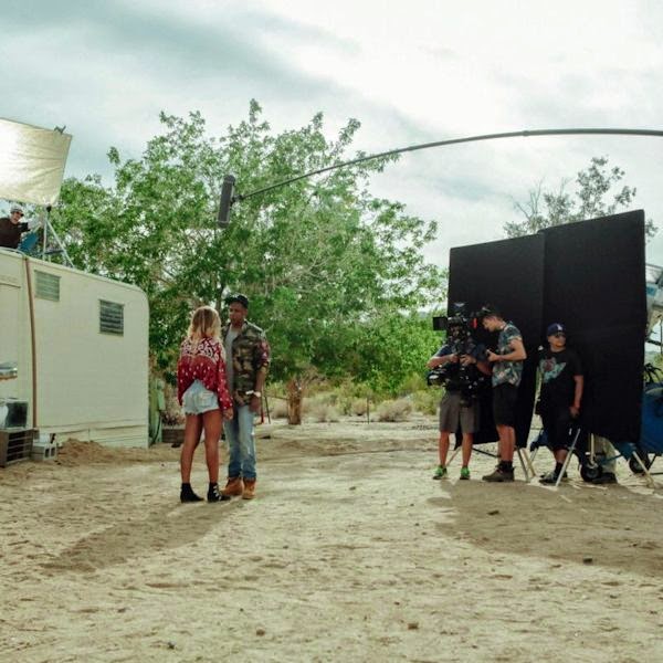 Beyonce shares Behind the Scene Photos of "On the run" with Jay Z