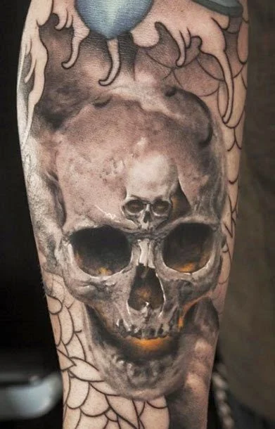 vemos a un modelo con un tatuaje de calavera