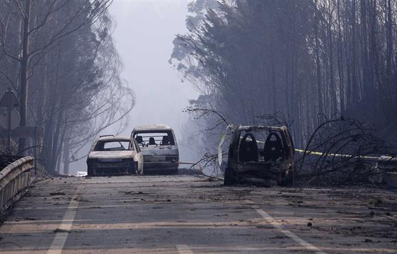 Imagem dos carros que foram "comidos" pelo fogo