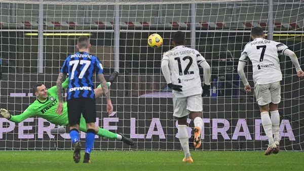 Juventus set foot in the Coppa Italia final, beating Inter 2-1