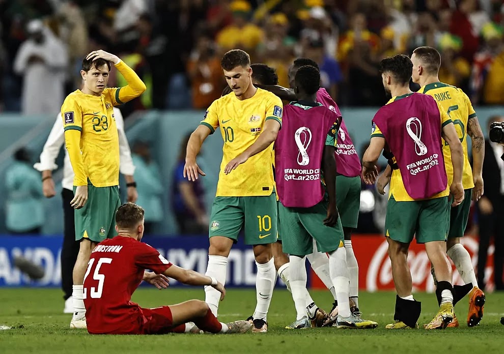 Qatar 2022: Australia dio la sorpresa, venció a Dinamarca y se metió en los octavos de final como segunda del Grupo D
