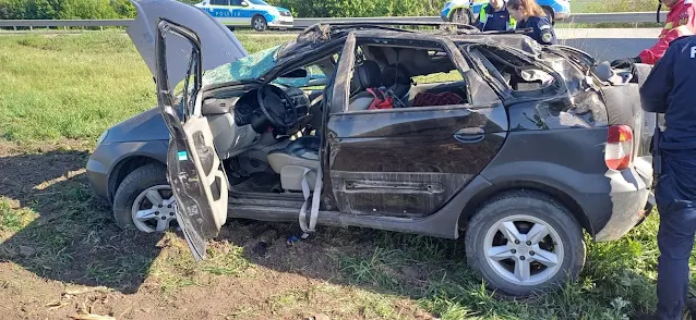 Accident la Stroiești. Șofer rănit în mașina răsturnată pe câmp