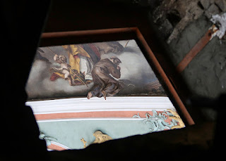 Franz von Assisi steigt in die Himmelskuppel der Kathedrale in St. Gallen. Gesehen aus einer Luke im Dach des Doms.