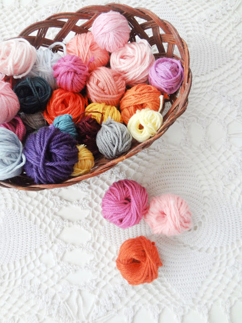 Thumb Yarn Winder – how to wind mini yarn balls
