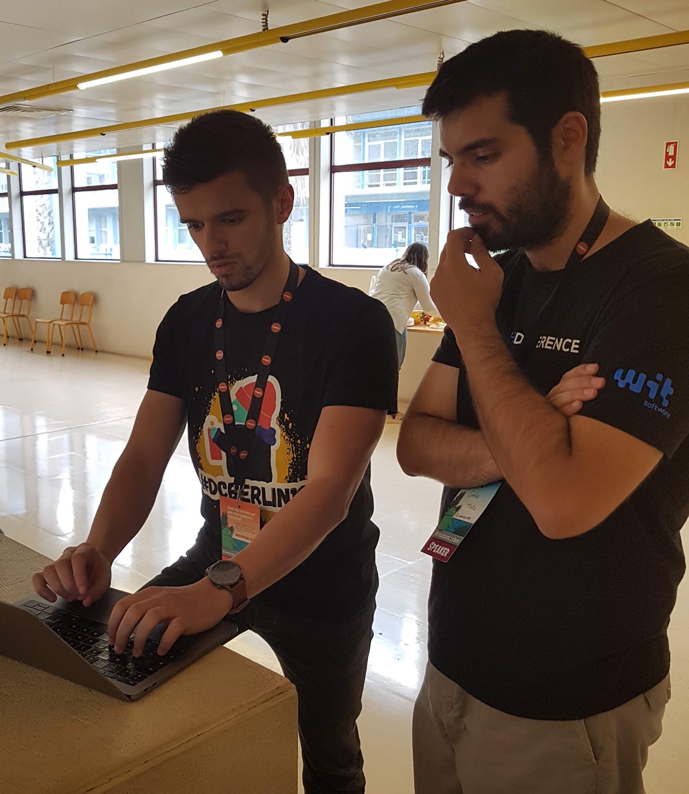 同僚の GDG リードと DevFest Coimbra について企画する Ricardo さん（左）