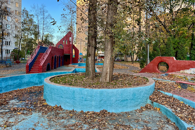Новоалексеевская улица, дворы, детская площадка от завода «Водоприбор»