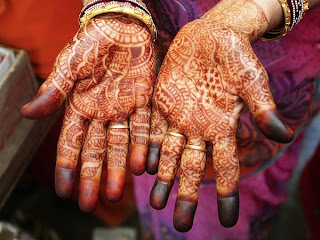Awesome Photography Capture of the Henna hands of a Woman in Jaipur 