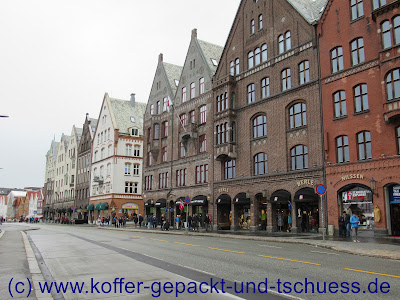 Bryggen in Bergen in Norwegen Einfahrt auf der Kreuzfahrt mit Mein Schiff 4