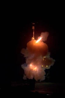‘अग्नि प्राइम’ बैलिस्टिक मिसाइल का ओडिशा तट से डीआरडीओ ने किया सफल उड़ान परीक्षण  ऩई पीढ़ी की बैलिस्टिक मिसाइल 'अग्नि प्राइम' का रक्षा अनुसंधान और विकास संगठन (डीआरडीओ) द्वारा 07 जून, 2023 को ओडिशा के तट के डॉ. एपीजे अब्दुल कलाम द्वीप से सफलतापूर्वक उड़ान परीक्षण किया गया। उड़ान परीक्षण के दौरान, सभी उद्देश्य सफलतापूर्वक प्रदर्शित हुए।    यह मिसाइल के तीन सफल विकास परीक्षणों के बाद यूजर्स द्वारा आयोजित पहला प्री-इंडक्शन नाइट लॉन्च था, जो सिस्टम की सटीकता और विश्वसनीयता को मान्य करता है। रडार, टेलीमेट्री और इलेक्ट्रो ऑप्टिकल ट्रैकिंग सिस्टम जैसे रेंज इंस्ट्रूमेंटेशन को विभिन्न स्थानों पर तैनात किया गया था, जिसमें दो डाउन-रेंज जहाज शामिल थे, ताकि वाहन के पूरे प्रक्षेपवक्र को कवर करने वाले उड़ान डेटा को कैप्चर किया जा सके।    डीआरडीओ और सामरिक बल कमान के वरिष्ठ अधिकारियों ने सफल उड़ान परीक्षण को देखा, जिसने सशस्त्र बलों में प्रणाली को शामिल करने का मार्ग प्रशस्त किया है।    रक्षा मंत्री श्री राजनाथ सिंह ने डीआरडीओ और सशस्त्र बलों को नई पीढ़ी की बैलिस्टिक मिसाइल ‘अग्नि प्राइम’ की सफलता के साथ-साथ कॉपी-बुक प्रदर्शन के लिए बधाई दी है।    रक्षा अनुसंधान एवं विकास विभाग के सचिव और डीआरडीओ के अध्यक्ष डॉ. समीर वी. कामत ने डीआरडीओ प्रयोगशालाओं की टीमों और परीक्षण लॉन्च में शामिल यूजर्स द्वारा किए गए प्रयासों की सराहना की।