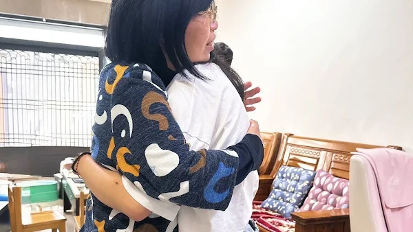 ▲愛不因距離消逝，加拿大女孩回台見寄養家庭。（彰化家扶中心提供）