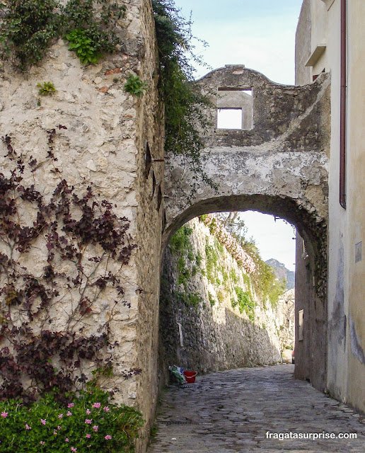 Ruas medievais de Ravello na Costa Amalfitana