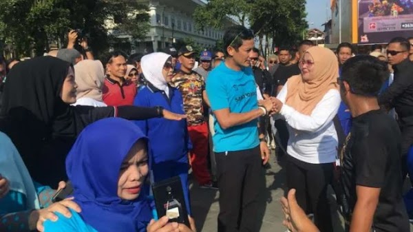 Lari Pagi di Bukittinggi, Sandiaga Diserbu Emak-emak