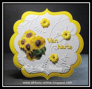 Een fantasievorm-felicitatiekaartje met zonnebloemen. A fantasy-shaped congratulatory card with sunflowers.