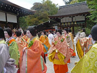 神服殿の裏からでた女官たちはホットした表情・・・。